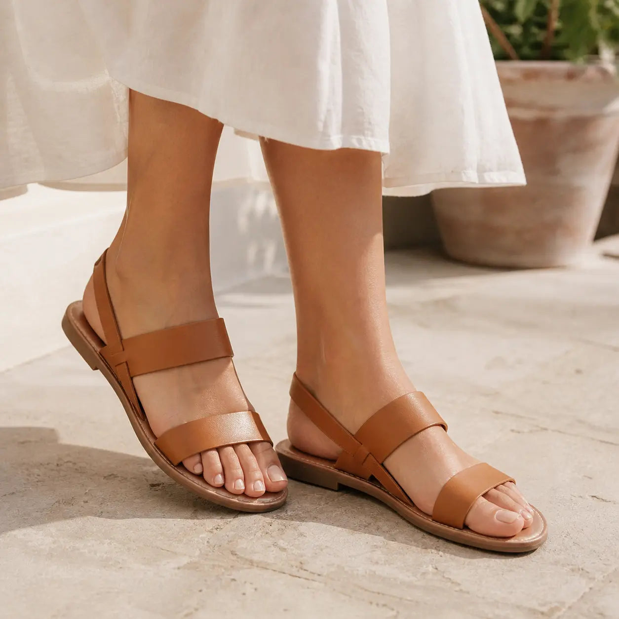 Women's flat sandals with straps and open toe