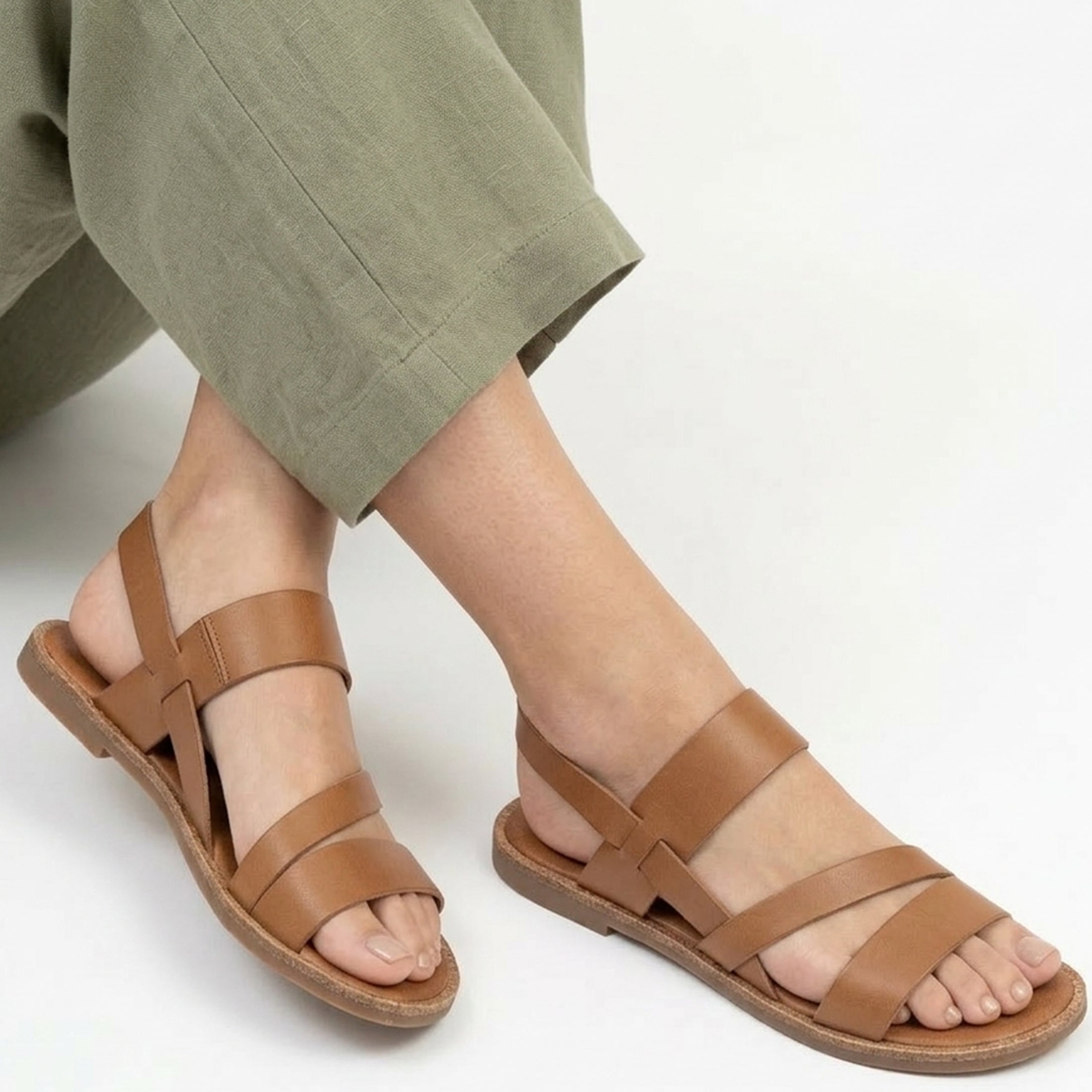 Women's flat sandals with straps and open toe