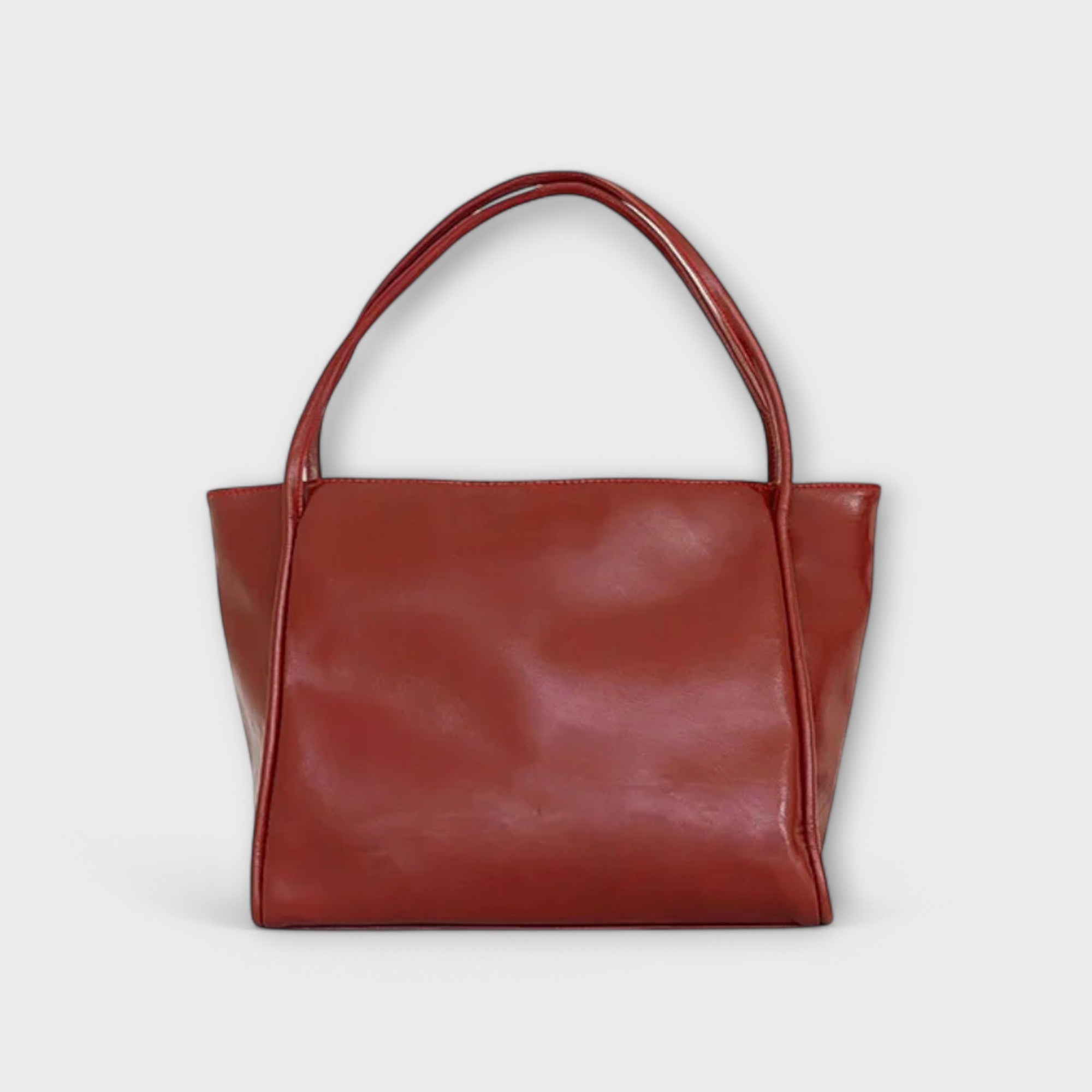 Women's handbag with top handle and structured body
