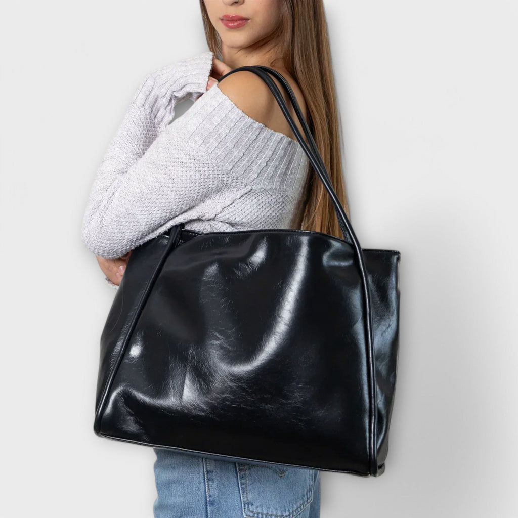 Women's handbag with top handle and structured body