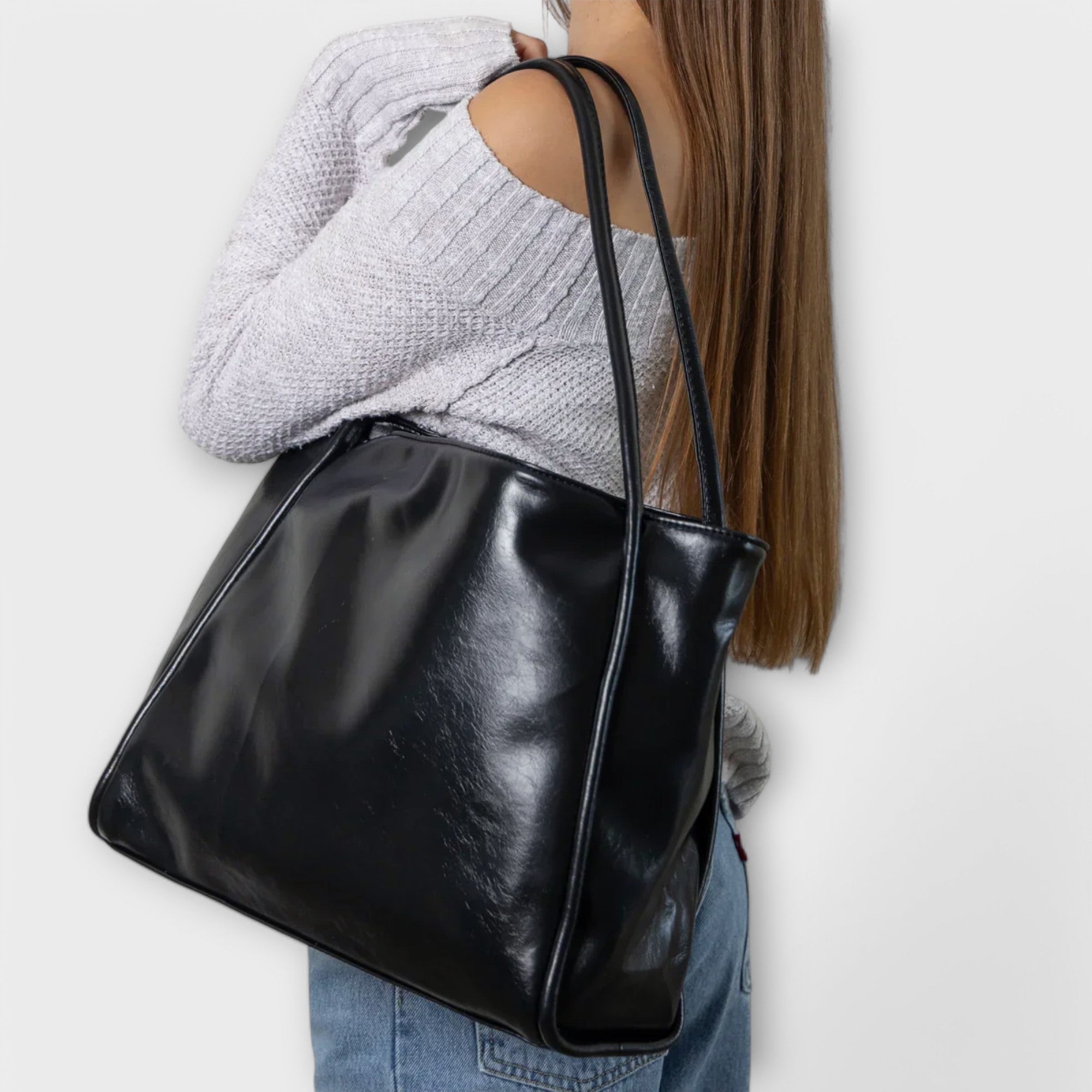 Women's handbag with top handle and structured body