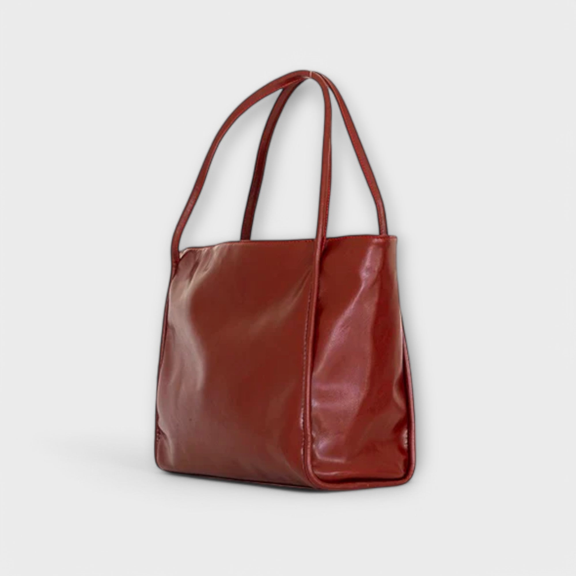Women's handbag with top handle and structured body