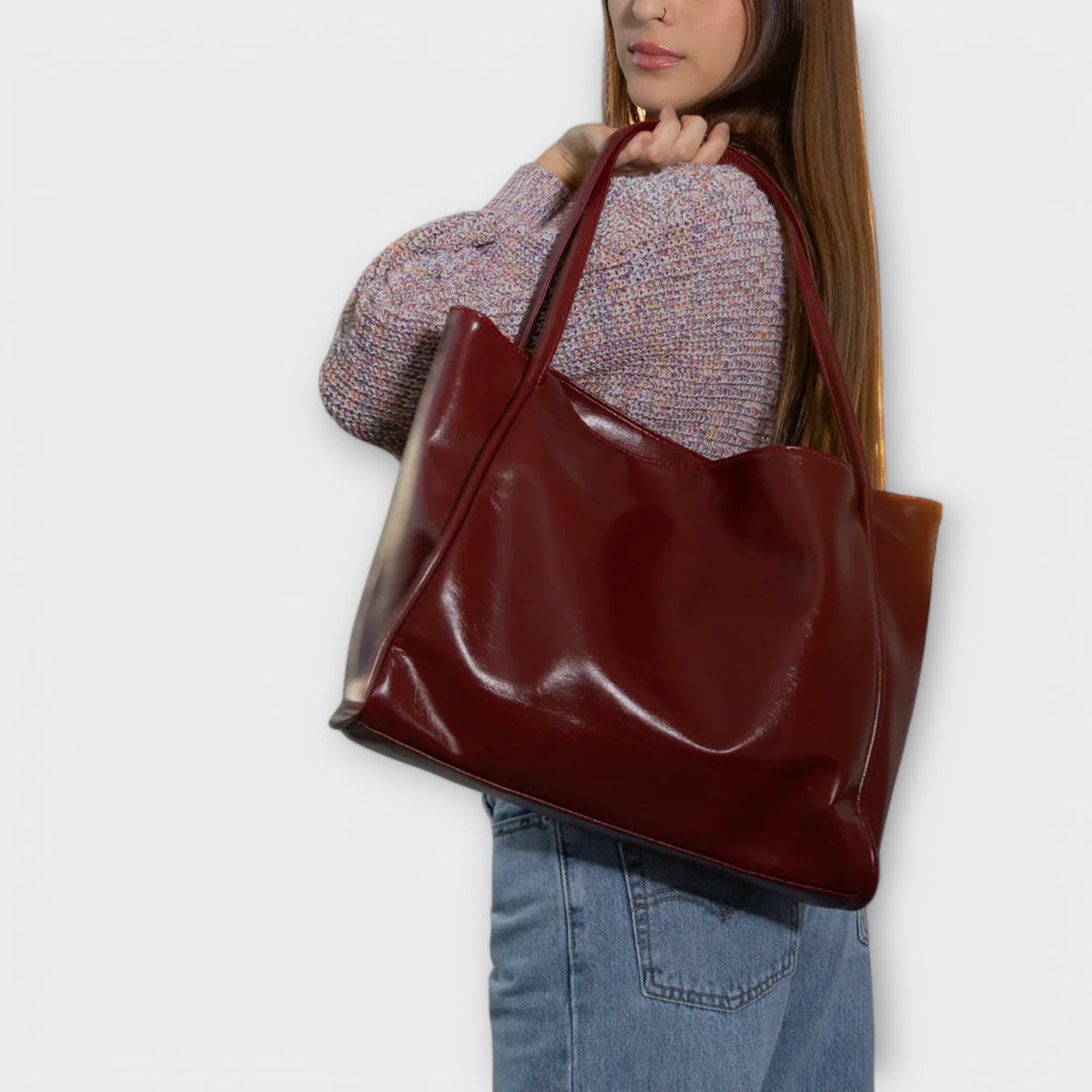 Women's handbag with top handle and structured body