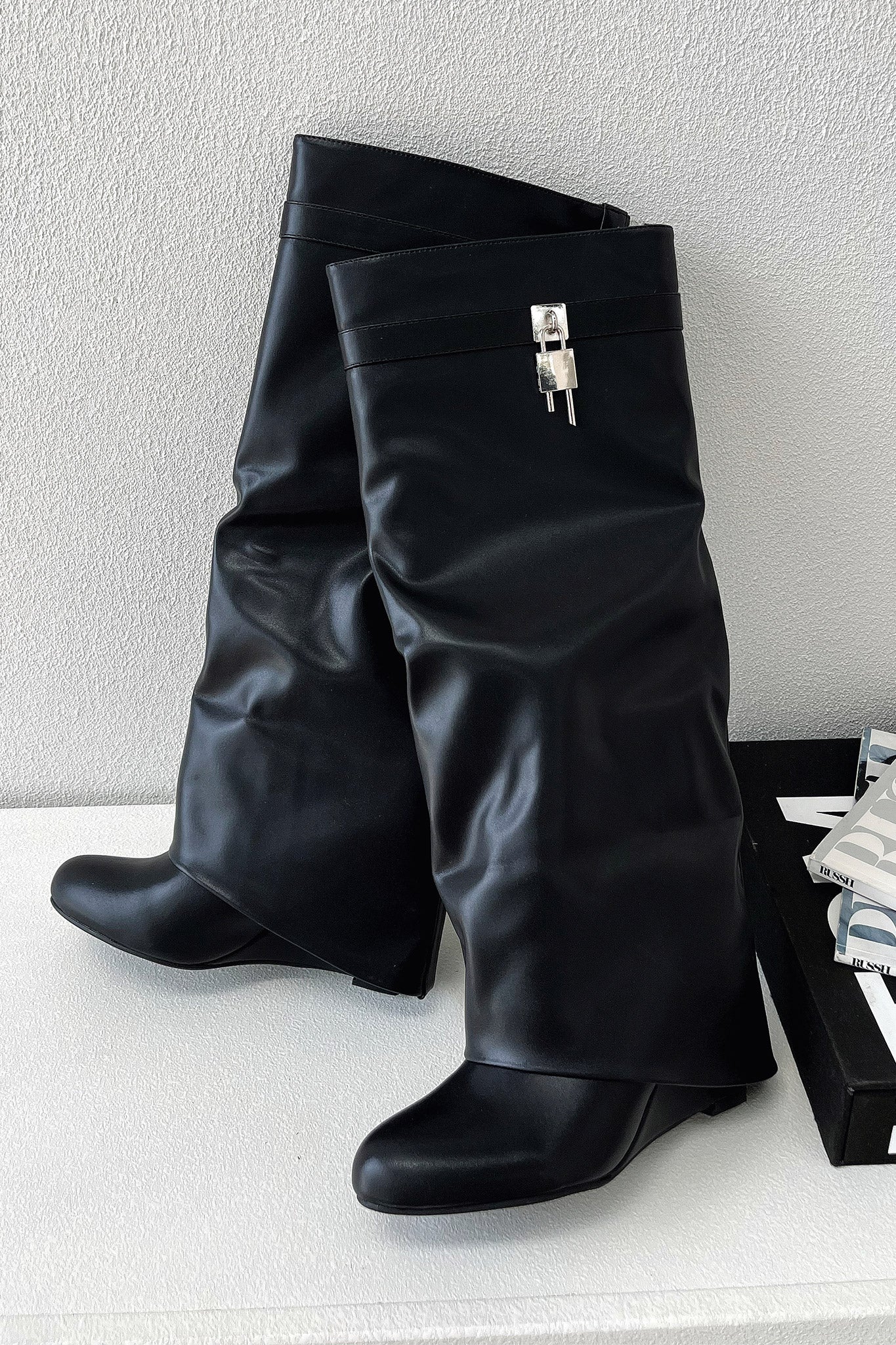 Women's knee-high boots with block heel and zip fastening