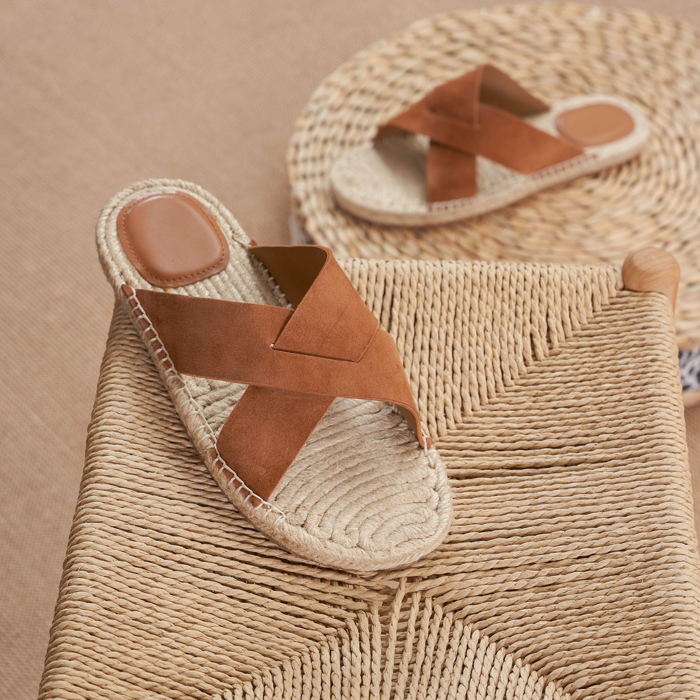 Men's open-toe sandals with jute trim