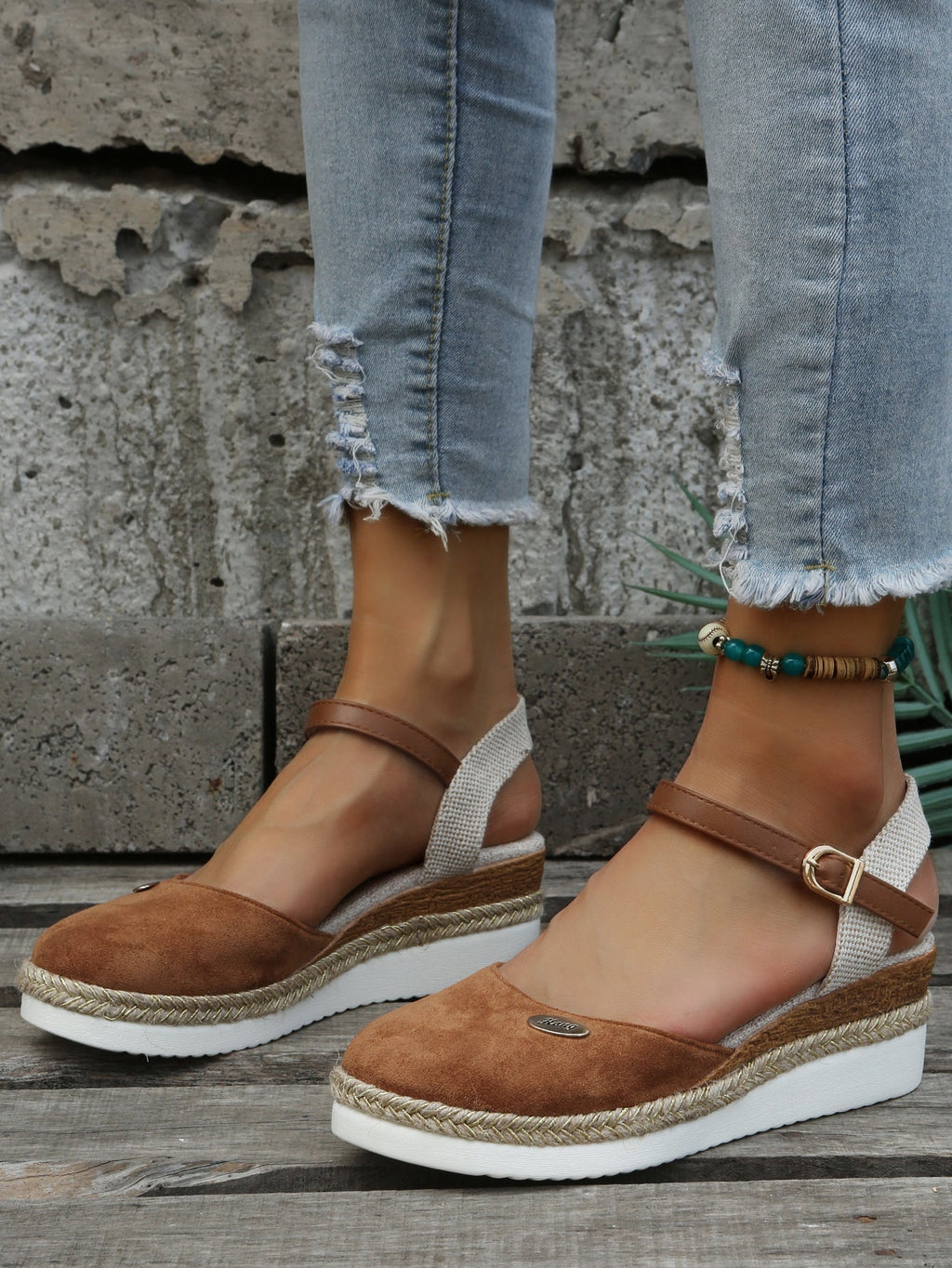 Women's sandals with woven upper, cushioned insole and open toe