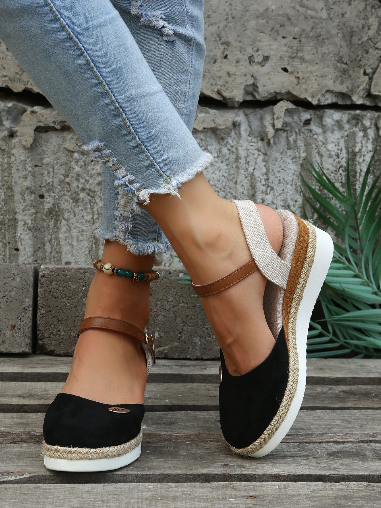 Women's sandals with woven upper, cushioned insole and open toe