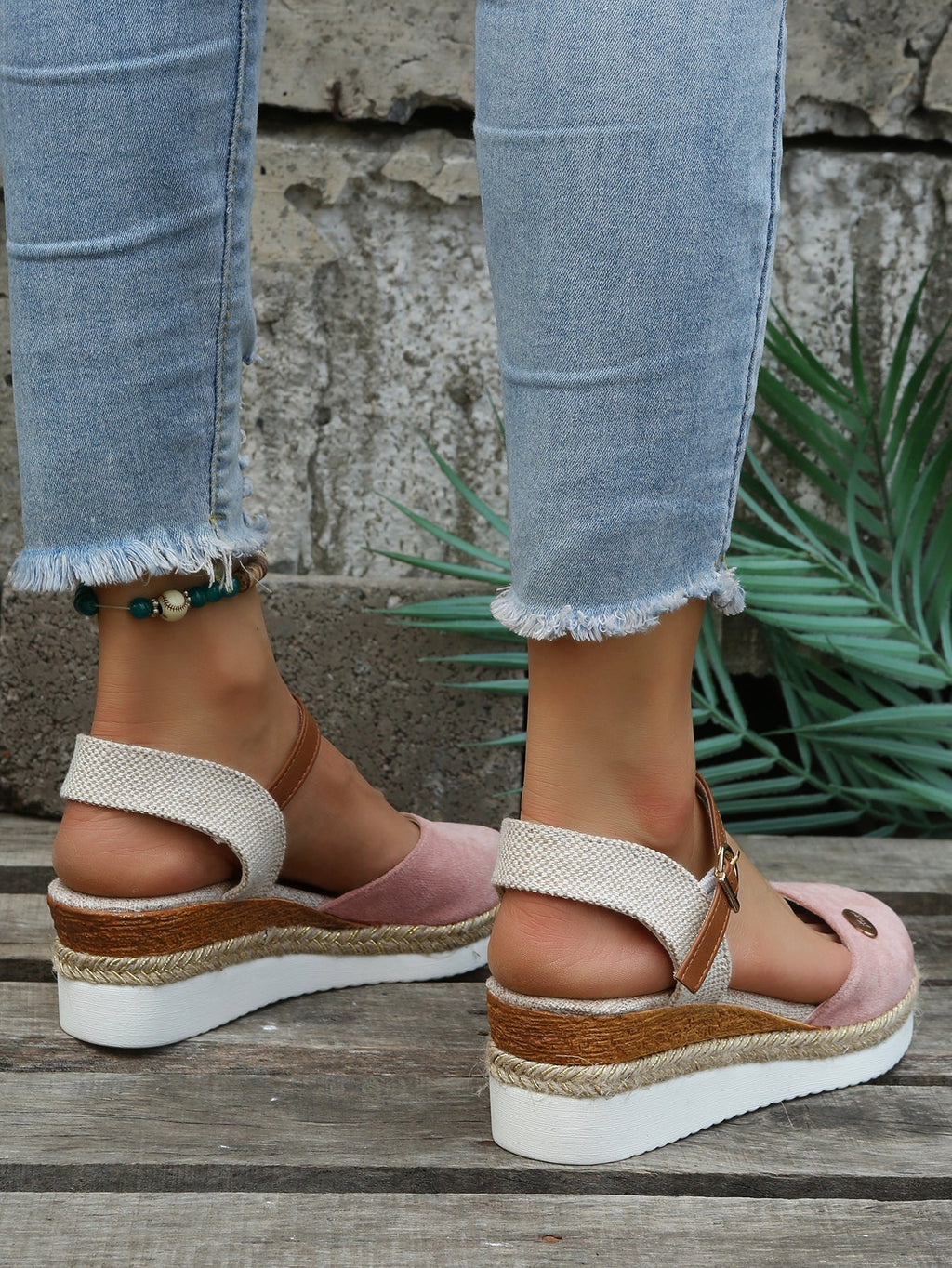 Women's sandals with woven upper, cushioned insole and open toe