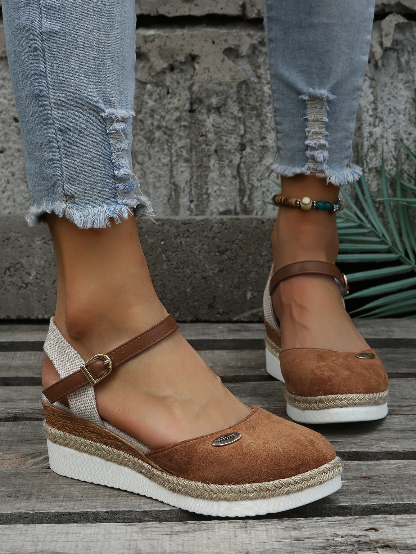 Women's sandals with woven upper, cushioned insole and open toe