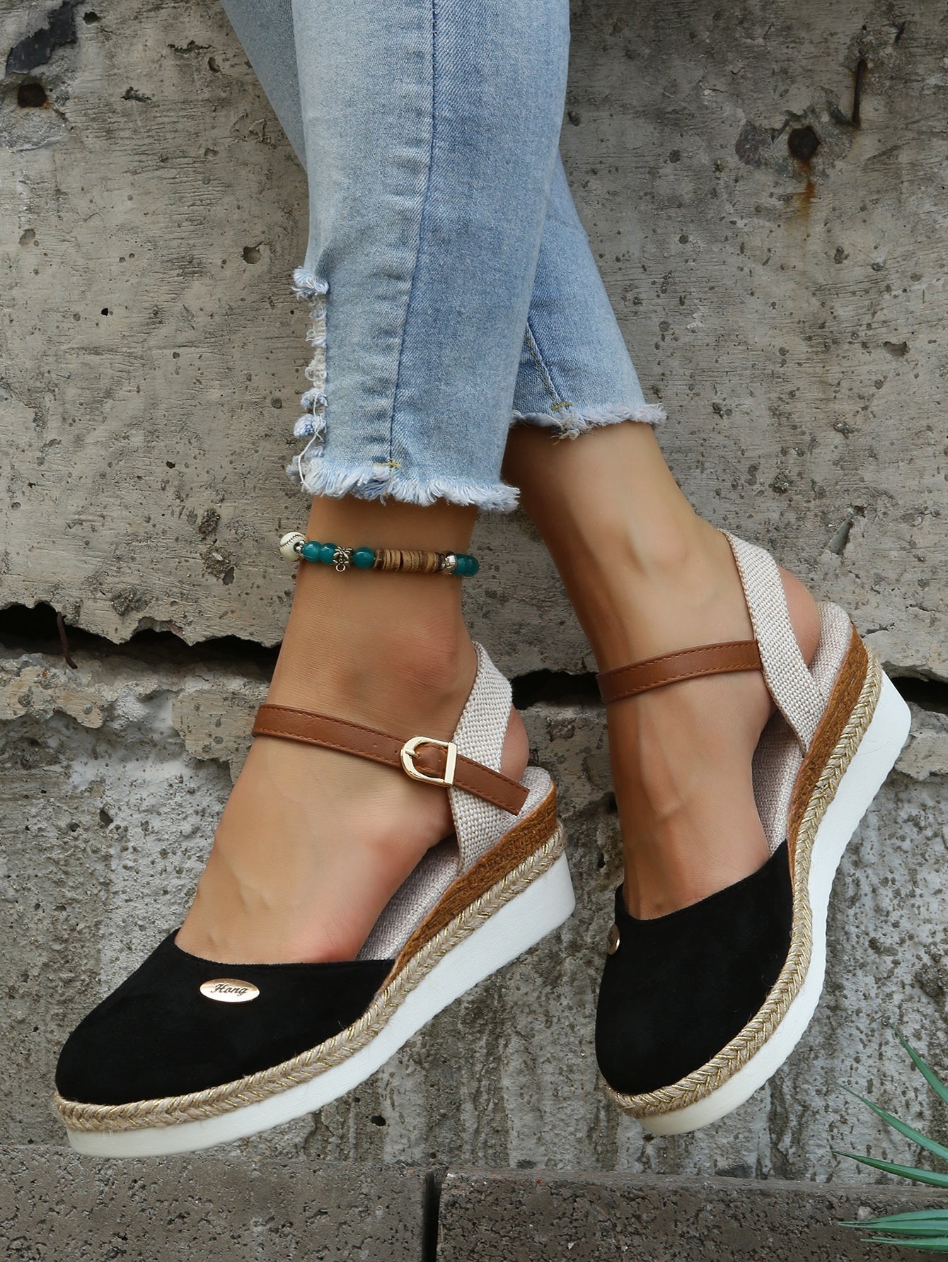 Women's sandals with woven upper, cushioned insole and open toe