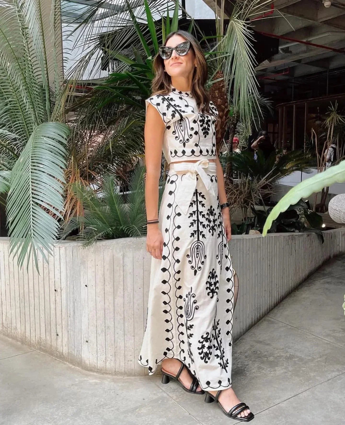 Women's sleeveless embroidered set with flowing skirt