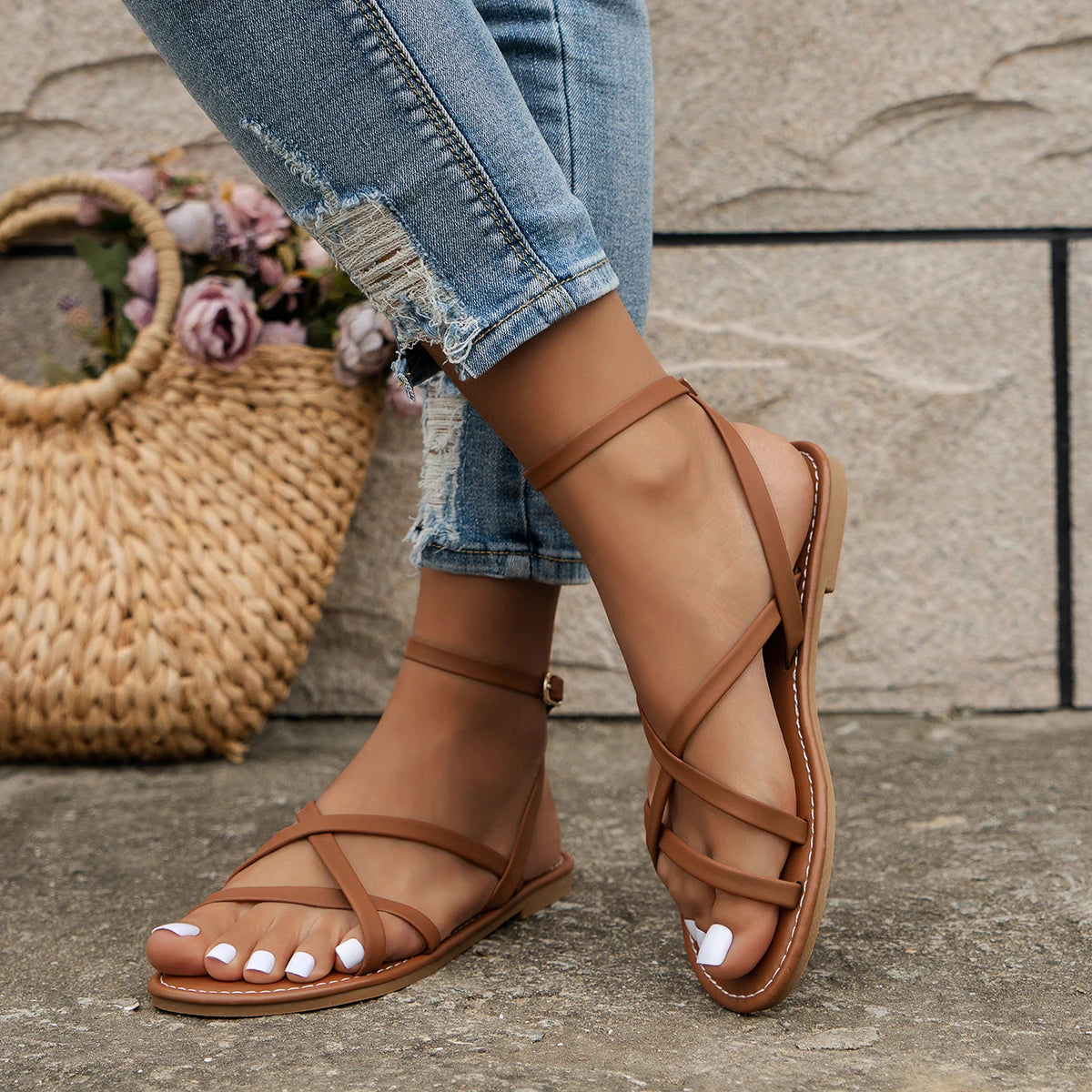 Women's strappy flat sandals with Roman-style strap construction