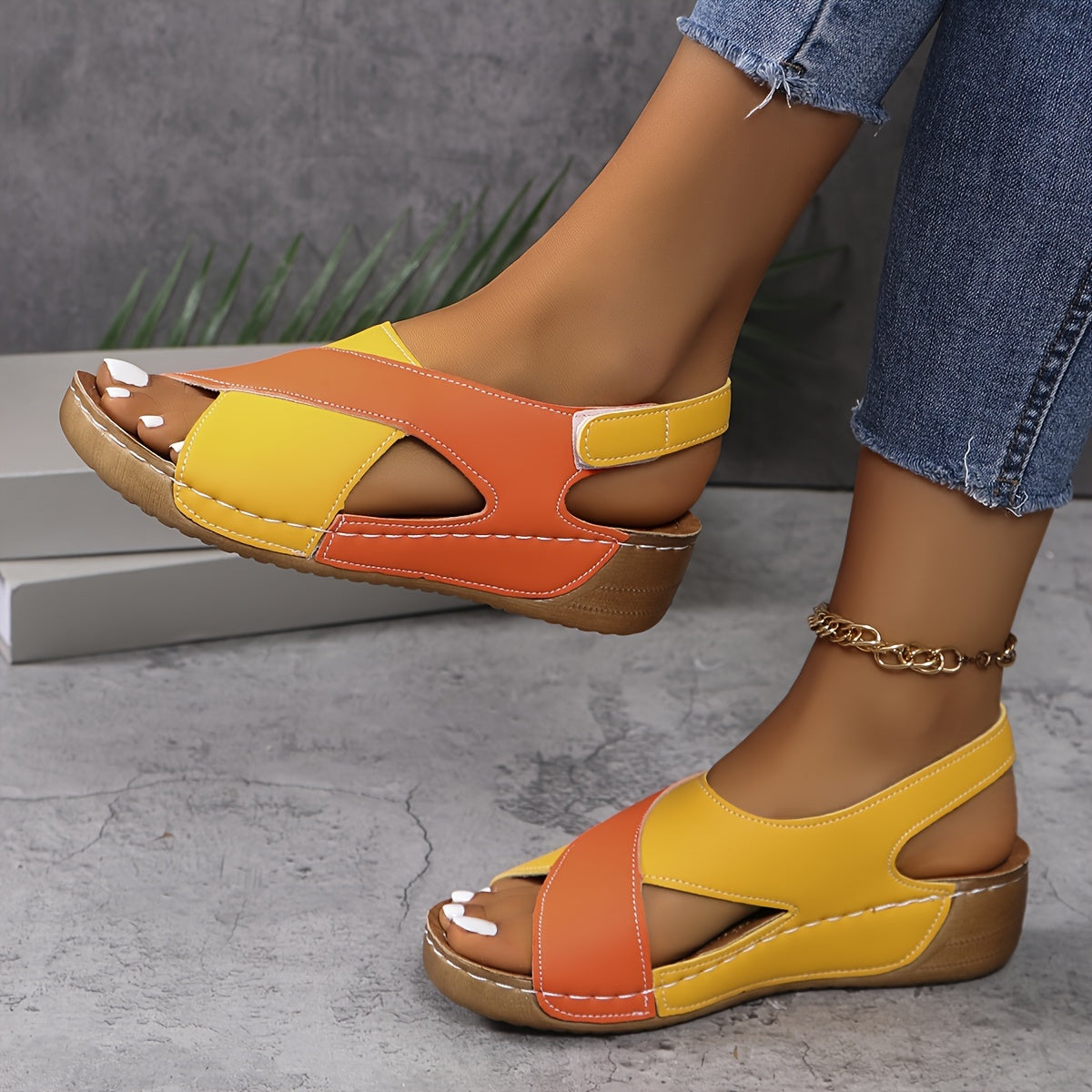 Women's two-tone wedge sandals with open toe